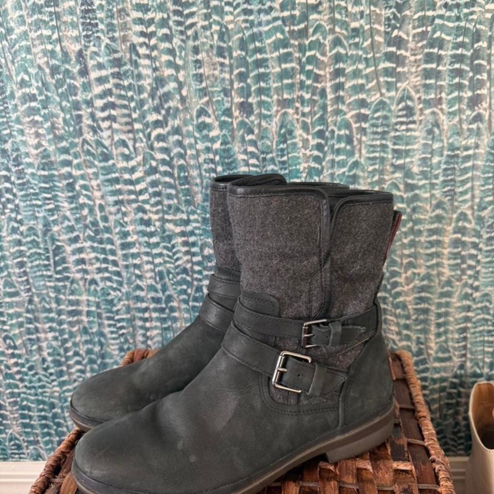Ugg leather and rubber ankle snow or rain boots